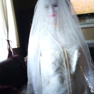 A very elegant wedding gown size 14